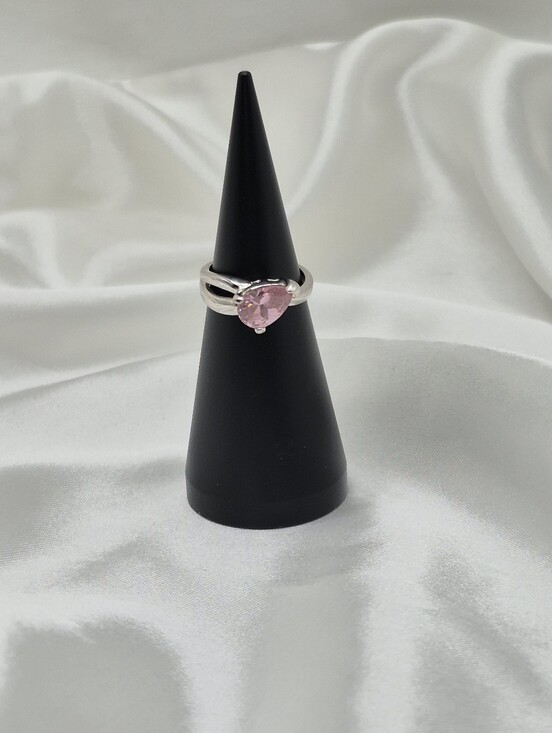 Vintage Jewelry - Sterling Silver Pink Teardrop Solitaire CZ Ring 9ne Side.Split Shank Design Sz 6